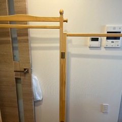 差し上げます！木製ハンガーラック　キャスター付きの画像