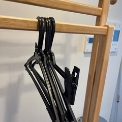 差し上げます！木製ハンガーラック　キャスター付きの画像