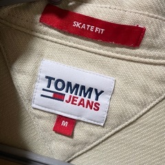 TOMMY JEANS ベージュシャツ の画像
