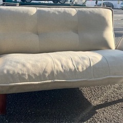 【中古品】フルフラット リクライニング ソファー 2人掛け ラブソファ ベージュ系 肘付き 脚付き 生活家具 の画像