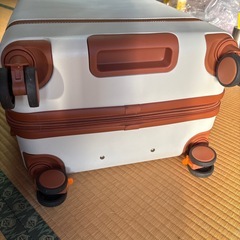 TANOBI 中型キャリーケース ホワイト/ブラウンの画像