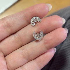 HARU & OneDay 月型ストーンピアスの画像