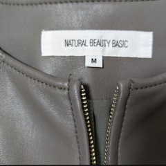 美品　ナチュラルビューティーベーシック　フェイクレザージャケットMグレー系の画像