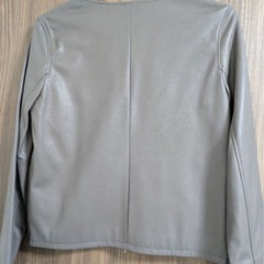 美品　ナチュラルビューティーベーシック　フェイクレザージャケットMグレー系の画像