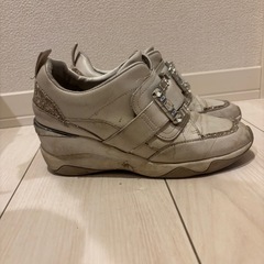 ＋diana（プラスダイアナ） 【6cm】クリスタルバックルヒールアップスニーカーの画像