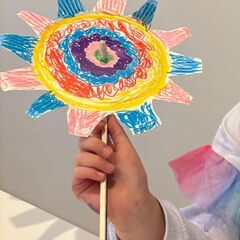 【アトリエべる大井町教室】🌌💜💫 色あそびで“光の魔法”つくっちゃおう🖍️✨の画像