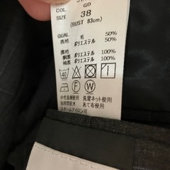 グレーのスーツ　サイズ38の画像