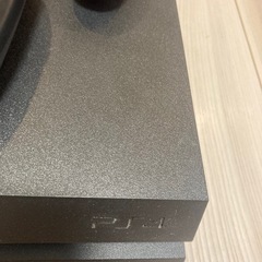 PS4本体とコントローラーふたつの画像