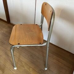 学校の机と椅子のセットの画像