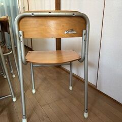 学校の机と椅子のセットの画像