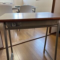 学校の机と椅子のセットの画像