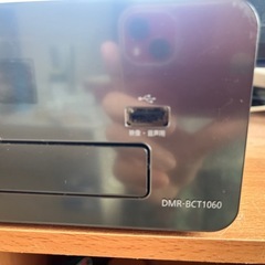 32型テレビと1TB外付けHDDブルーレイレコーダーの画像