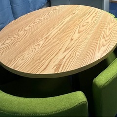 テーブル椅子セットの画像