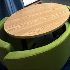 テーブル椅子セットの画像