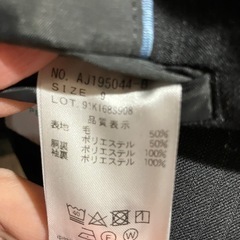 グレーのストライプスーツ　の画像