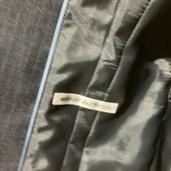 グレーのストライプスーツ　の画像