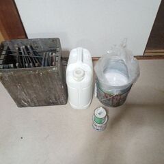 塗装屋さんの塗料、はけの画像