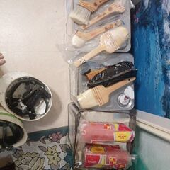 塗装屋さんの塗料、はけの画像