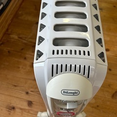 🌡️DeLonghi（デロンギ）オイルヒーター D071249EF　夏場保管カバー付きの画像