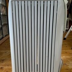 🌡️DeLonghi（デロンギ）オイルヒーター D071249EF　夏場保管カバー付きの画像