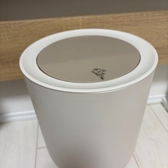 プッシュオープンの脚付ダストボックスの画像