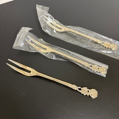 デザートフォーク3本とバターナイフの画像