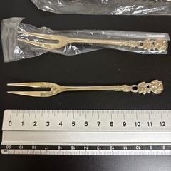 デザートフォーク3本とバターナイフの画像