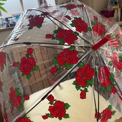 英国御用達紅いバラ柄のビニール傘の画像