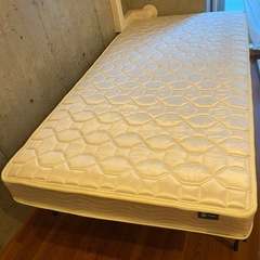 パイプベッド（シングル、マットレス付き)の画像