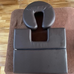 マッサージ用の胸枕と枕の画像