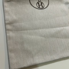 HERMES エルメス  ■種類 保存袋 ロゴ入り巾着袋 シューズケース  ■サイズ寸法 約40cm x 21.5cmの画像