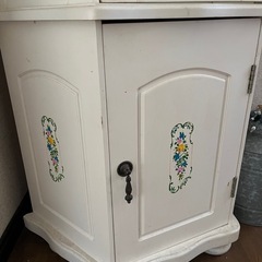 鏡張りの棚の画像