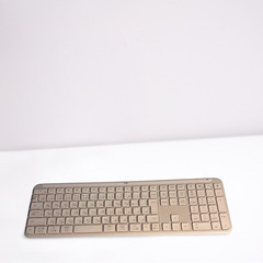 Logicool K950白ワイヤレスキーボード静音薄型最新2024年発売極美品の画像