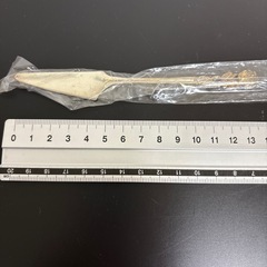 デザートフォーク3本とバターナイフの画像