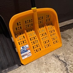 雪かきスコップ2本の画像