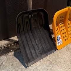 雪かきスコップ2本の画像