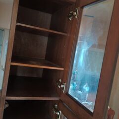 スリムな食器棚の画像