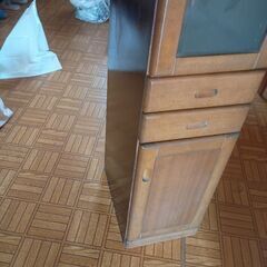 スリムな食器棚の画像