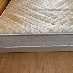 クイーンサイズのマットレスの画像
