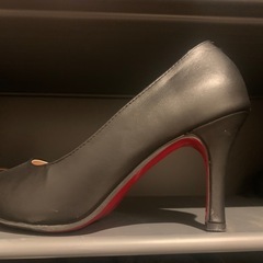 黒のパンプスの画像