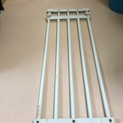 白い突っ張り棚の画像