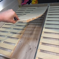 クイーンベッド、マットレス付きの画像