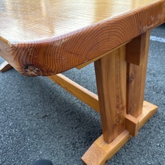 木製ダイニングテーブルの画像