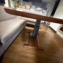 ワンタッチで昇降できる  テーブルの画像