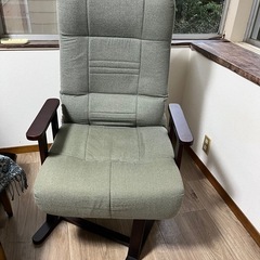 タンス、テーブル、椅子、扇風機等の画像