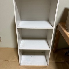 タンス、テーブル、椅子、扇風機等の画像