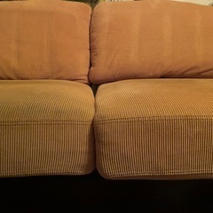 フカフカのコーデュロイ生地のソファーです。の画像