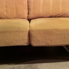 フカフカのコーデュロイ生地のソファーです。の画像