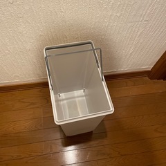 蓋つきゴミ箱　
の画像