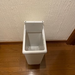 蓋つきゴミ箱　
の画像
